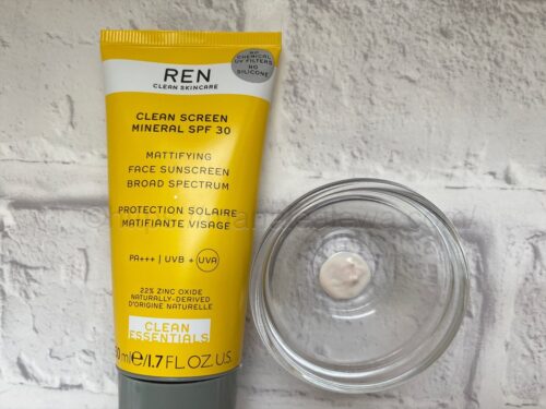 REN-Clean-Skincare-clean-screen-mineral-spf30-texture